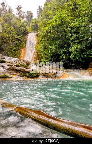 Acqua blu che scorre attraverso le cascate di Gemelas a Bajos del Toro, Costa Rica Foto Stock