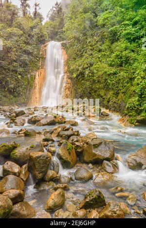 Acqua blu che scorre attraverso le cascate di Gemelas a Bajos del Toro, Costa Rica Foto Stock