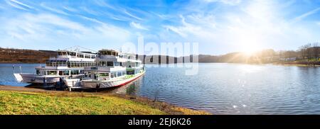 Biggesee Panorama con navi da escursione in una bella giornata di sole, Sauerland, Germania Foto Stock