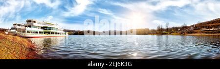 Biggesee Panorama con navi da escursione in una bella giornata di sole, Sauerland, Germania Foto Stock