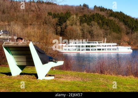 Biggesee con navi da escursione in una bella giornata di sole, Sauerland, Germania Foto Stock