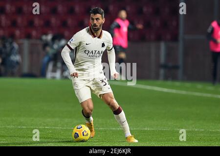 Benevento, Lazio. 21 Feb 2021. Leonardo Spinazzola di Roma in azione durante la Serie Italiana UNA partita di calcio Benevento vs COME Roma allo stadio Ciro Vigorito di Benevento, 2i febbraio 2021. Fotografo01 Credit: Agenzia fotografica indipendente/Alamy Live News Foto Stock