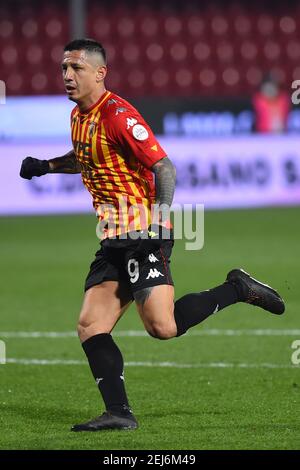 Benevento, Lazio. 21 Feb 2021. 2/21/2021 - Gianluca Lapadula di Benevento in azione durante la Serie Italiana UNA partita di calcio Benevento vs COME Roma allo stadio Ciro Vigorito di Benevento, 2i febbraio 2021. Fotografo01 (Photo by IPA/Sipa USA) Credit: Sipa USA/Alamy Live News Foto Stock