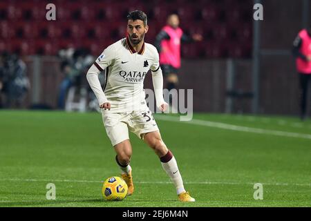 Benevento, Lazio. 21 Feb 2021. 2/21/2021 - Leonardo Spinazzola di Roma in azione durante la Serie Italiana UNA partita di calcio Benevento vs COME Roma allo stadio Ciro Vigorito di Benevento, 2i febbraio 2021. Fotografo01 (Photo by IPA/Sipa USA) Credit: Sipa USA/Alamy Live News Foto Stock