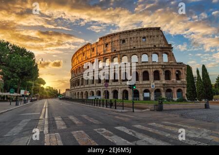 Roma Italia, skyline della città all'alba al Colosseo di Roma Foto Stock