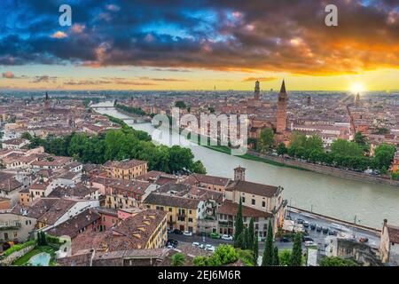 Verona Italia, vista ad alto angolo dello skyline della città al tramonto sul fiume Adige Foto Stock