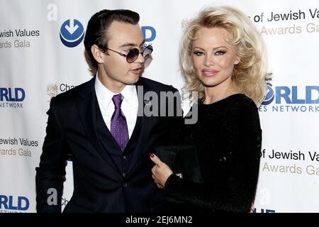 New York, NY, Stati Uniti. 5 maggio 2016. Brandon Thomas Lee, Pamela Anderson al 4° gala annuale dei campioni dei valori ebraici internazionali al Marriott Marquis Times Square. Credito: Steve Mack/Alamy Foto Stock