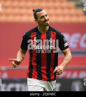 Milano, Italia. 21 Feb 2021. I gesti Zlatan Ibrahimovic di AC Milan durante una serie DI incontri di calcio tra AC Milan e FC Inter a Milano, 21 febbraio 2021. Credit: Alberto Lingria/Xinhua/Alamy Live News Foto Stock