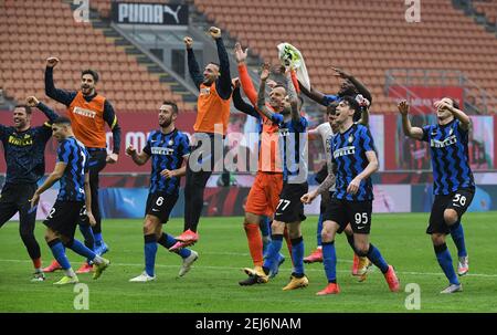 Milano, Italia. 21 Feb 2021. I giocatori del FC Inter festeggiano al termine di una serie DI partite di calcio tra AC Milan e FC Inter a Milano, 21 febbraio 2021. Credit: Alberto Lingria/Xinhua/Alamy Live News Foto Stock