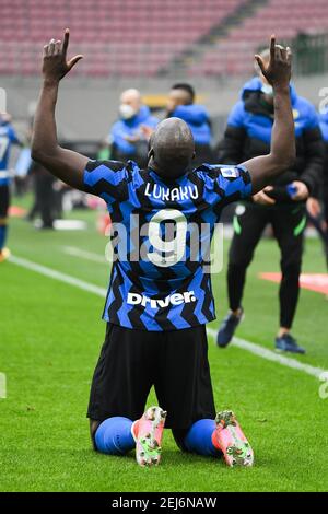 Milano, Italia. 21 Feb 2021. Il Romelu Lukaku del FC Inter celebra durante una serie DI partite di calcio tra AC Milan e FC Inter a Milano, Italia, 21 febbraio 2021. Credit: Alberto Lingria/Xinhua/Alamy Live News Foto Stock