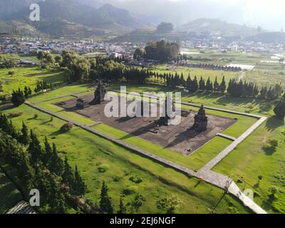 Vista aerea del complesso del tempio di arjuna all'altopiano di Dieng, Indonesia. Foto Stock