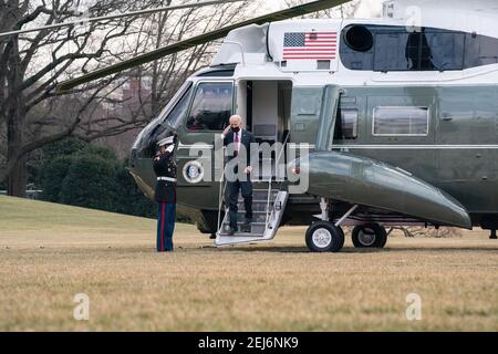 Il presidente Joe Biden saluta un marino degli Stati Uniti mentre disembarrà Marine One sul prato sud della Casa Bianca venerdì 29 gennaio 2021, ritornando dalla sua visita al Walter Reed National Military Medical Center a Bethesda, Maryland. (Foto ufficiale della Casa Bianca di Chandler West) Foto Stock