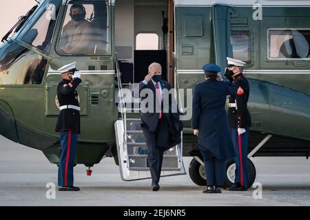 Il presidente Joe Biden saluta mentre sbarca Marine One alla Joint base Andrews, Maryland venerdì 5 febbraio 2021, prima di salire a bordo dell'Air Force One per iniziare il suo volo verso l'aeroporto della contea di New Castle a New Castle, Delaware. (Foto ufficiale della Casa Bianca di Carlos Fyfe) Foto Stock