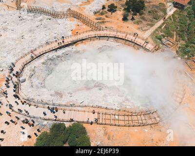 Vista aerea del cratere di Sikidang con lo sfondo del vapore di zolfo che esce dalle paludi di zolfo. Foto Stock