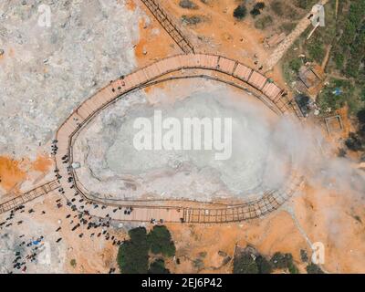 Vista aerea del cratere di Sikidang con lo sfondo del vapore di zolfo che esce dalle paludi di zolfo. Foto Stock