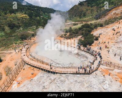 Vista aerea del cratere di Sikidang con lo sfondo del vapore di zolfo che esce dalle paludi di zolfo. Foto Stock