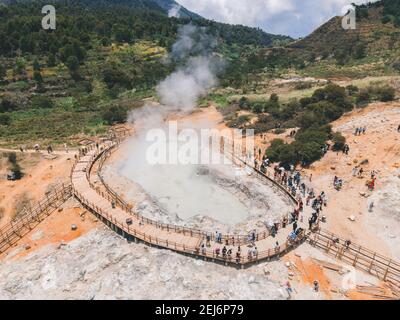 Vista aerea del cratere di Sikidang con lo sfondo del vapore di zolfo che esce dalle paludi di zolfo. Foto Stock