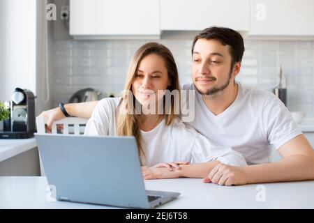 Foto di una coppia che ha una consultazione online con uno psicologo di famiglia. Concetto di lavoro remoto. Il problema dei rapporti familiari. Foto Stock