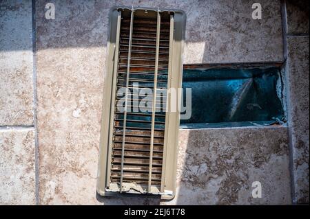 Pavimento piastrellato con coperchio di ventilazione HVAC a pavimento aperto rimosso Foto Stock