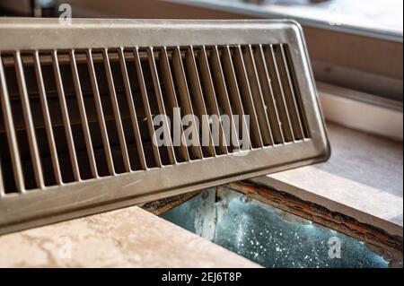 Pavimento piastrellato con coperchio di ventilazione HVAC a pavimento aperto rimosso Foto Stock