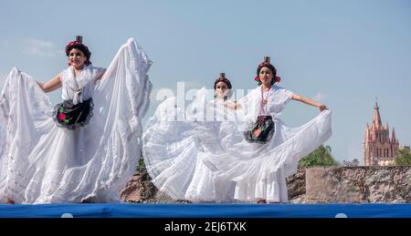 Ragazze in costumi tradizionali messicani danza a San Miguel de Allende, Guanajuato, Messico Foto Stock