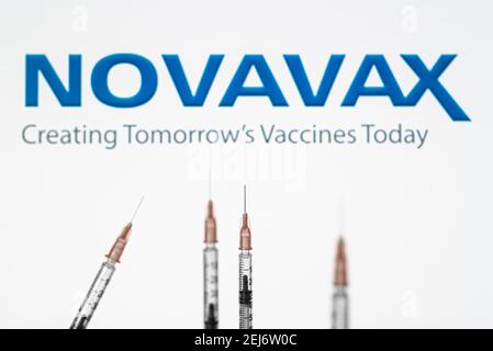 Izmir, Turchia - Febbraio 21 2021: Concetto e background del vaccino del coronavirus. Siringhe vaccinali Novavax isolate su fondo bianco. Covid-19, 2019-NC Foto Stock