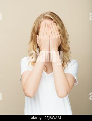 Ritratto senza volto che ricopre la mano sul viso, riempiendo di profonda tristezza. Ansia, nascondersi Foto Stock