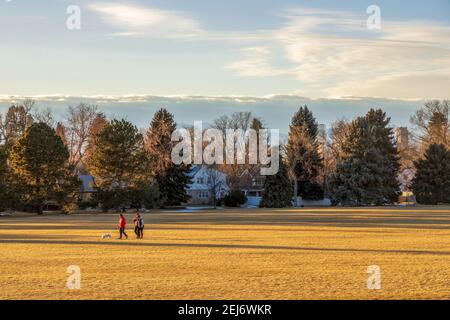 Denver, Colorado - 19 febbraio 2021: Le persone che godono di un bel tramonto a Cranmer Park, Denver, Colorado Foto Stock