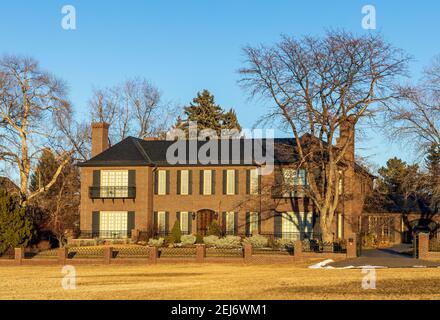 Denver, Colorado - 19 febbraio 2021: Vecchia casa con splendido paesaggio vicino Cranmer Park a Denver, Colorado Foto Stock