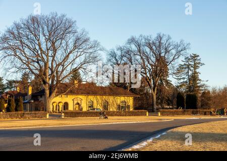 Denver, Colorado - 19 febbraio 2021: Vecchia casa con splendido paesaggio vicino Cranmer Park a Denver, Colorado Foto Stock