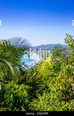 La vista di Jaco Beach a Jaco, Costa Rica. Il lato dell'Oceano Pacifico della Costa Rica e' l'ambiente per molti spettacolari panorami. Foto Stock