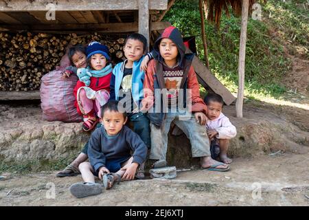 Ritratto di gruppo di bambini in un villaggio rurale del Laos settentrionale. Foto Stock