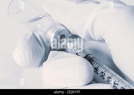 Concetto di assistenza sanitaria. Macro vista di medico, infermiere o scienziato con guanti medici bianchi prende il vaccino con siringa da ampule per la vaccinazione Foto Stock