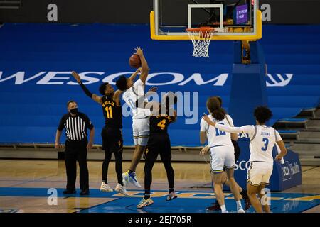 UCLA Bruins guardia Jaylen Clark (0) guida verso il cesto durante una partita di basket NCAA contro l'Arizona state Sun Devils, Sabato, 20 febbraio, 2 Foto Stock