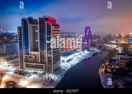 Percorso universitario a Bydgoszcz in inverno di notte. Ponte sul fiume Brda. Vista aerea della Polonia Foto Stock