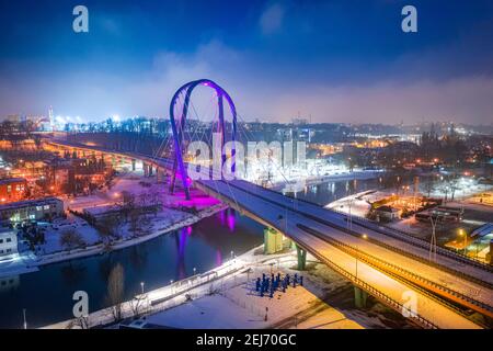 Percorso universitario a Bydgoszcz in inverno di notte. Ponte sul fiume Brda. Vista aerea della Polonia Foto Stock