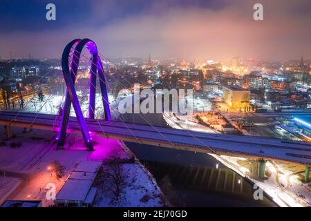 Ponte sul fiume Brda. Percorso universitario a Bydgoszcz in inverno di notte. Vista aerea della Polonia Foto Stock