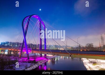 Percorso universitario a Bydgoszcz di notte in inverno. Vista aerea del ponte sul fiume Brda. Polonia Foto Stock