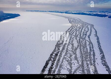 Rompighiaccio che distrugge il ghiaccio sul fiume Vistola, Plock, vista aerea Foto Stock