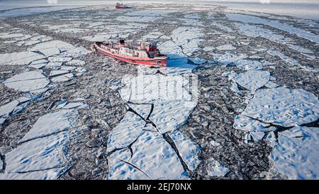 Ghiaccio rompighiaccio sul fiume Vistola, vista aerea della Polonia Foto Stock