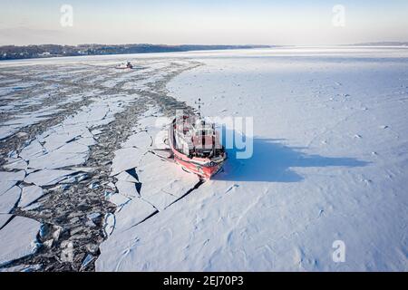 Ghiaccio rompighiaccio sul fiume Vistola in inverno, vista aerea della Polonia Foto Stock