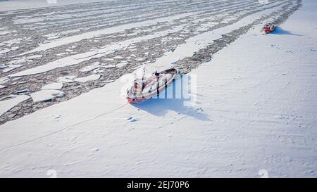 Due rompighiaccio sul fiume Vistola schiacciano il ghiaccio in inverno, vista aerea della Polonia Foto Stock