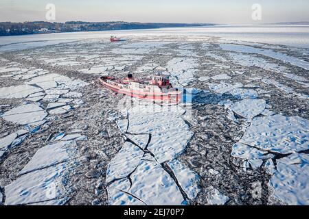 Rompighiaccio che frantumano il ghiaccio sul fiume Vistola in inverno, Plock, vista aerea della Polonia Foto Stock