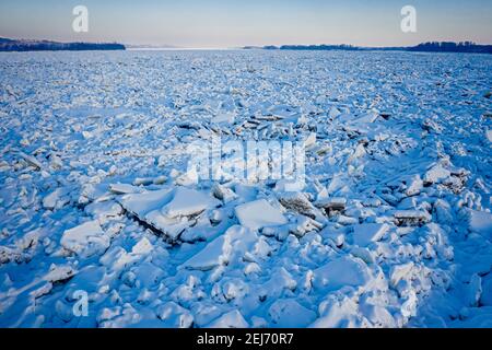 Marmellata di ghiaccio sul fiume Vistola in inverno, Plock, Polonia, vista aerea Foto Stock