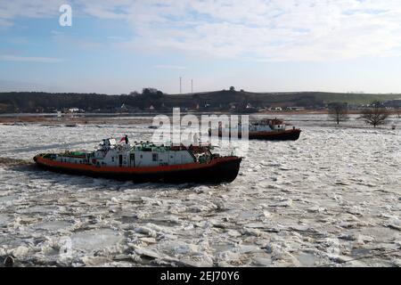 Schwedt, Germania. 18 Feb 2021. Rompighiaccio preso il 18.02.2021 sul fiume Oder congelato nel Parco Nazionale della bassa valle dell'Oder vicino a Schwedt, nello stato federale del Brandeburgo. Gli rompighiaccio cambiano direzione di nuovo e di nuovo, guidando in un cosiddetto percorso a zigzag, per rompere anche i galleggianti più grandi. Questi vengono poi rapidamente catturati dalla corrente e deviati via. © DI XAMAX Credit: XAMAX/dpa/Alamy Live News Foto Stock