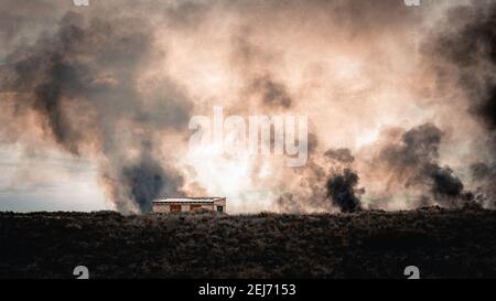 Fuoco forestale vicino alla città Foto Stock