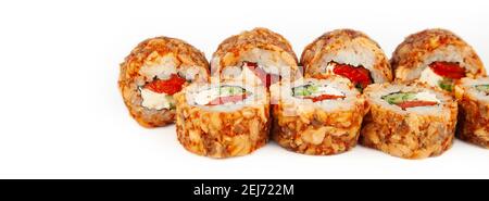 Sushi Roll con salmone fritto in salsa Teriyaki su un piatto bianco, ingredienti salmone fritto, formaggio spalmabile, cetriolo, pepe al forno, Pesce volante, salsa piccante, riso, nori. Per il menu del ristorante Foto Stock