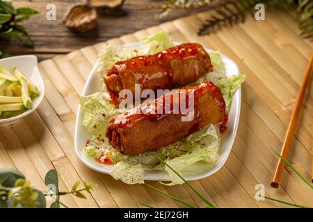 Panini cinesi freschi fritti con insalata verde Foto Stock