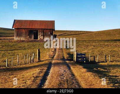 Bad Bayeroisen, Baviera, Germania. 21 Feb 2021. Una fattoria e le pianure sono esempi di alcune delle scene i settimanali e gli escursionisti vengono all'Ammertal (Valle Ammer) nelle Alpi Ammergauer per. A breve distanza si trova l'Ammerschlucht, un canyon con il fiume Ammer che lo attraversa e una vegetazione lussureggiante e piccole cascate, come la Schleierfaelle. Credit: Sachelle Babbar/ZUMA Wire/Alamy Live News Foto Stock