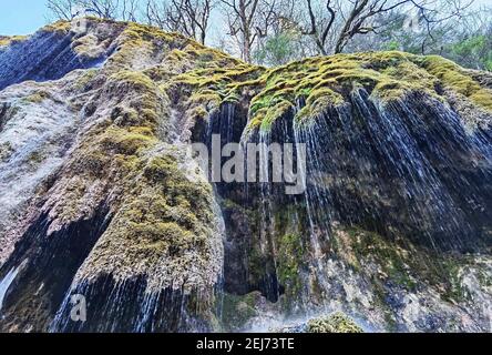 Bad Bayeroisen, Baviera, Germania. 21 Feb 2021. Le Schleierwasserfaelle (Cascate di Schleier) sono esempi di alcune delle destinazioni per i settimanali e gli escursionisti vengono all'Ammertal (Valle Ammer) nelle Alpi Ammergauer per. Nell'Ammerschlucht, un canyon con il fiume Ammer che lo attraversa, gli escursionisti spesso trascorrono diversi giorni per coprirlo per tutta la lunghezza a causa di percorsi tortuosi, spesso impegnativi, coperti di ghiaccio. Credit: Sachelle Babbar/ZUMA Wire/Alamy Live News Foto Stock